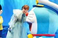 「映画ドラえもん 新・のび太の海底鬼岩城」完成披露試写会より、ドラえもん（右）に顔を寄せる平愛梨（左）