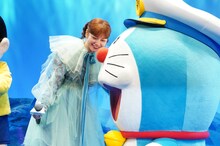 「映画ドラえもん 新・のび太の海底鬼岩城」完成披露試写会より、ドラえもん（右）に顔を寄せる平愛梨（左）