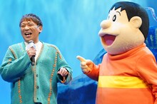 「映画ドラえもん 新・のび太の海底鬼岩城」完成披露試写会より、ジャイアン（右）と談笑する酒井健太（左）