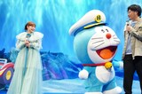 「映画ドラえもん 新・のび太の海底鬼岩城」完成披露試写会より、平愛梨（左）のかわいさに照れるドラえもん（中央）