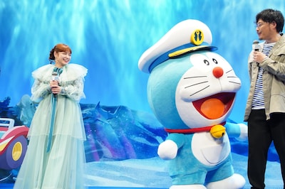 「映画ドラえもん 新・のび太の海底鬼岩城」完成披露試写会より、平愛梨（左）のかわいさに照れるドラえもん（中央）