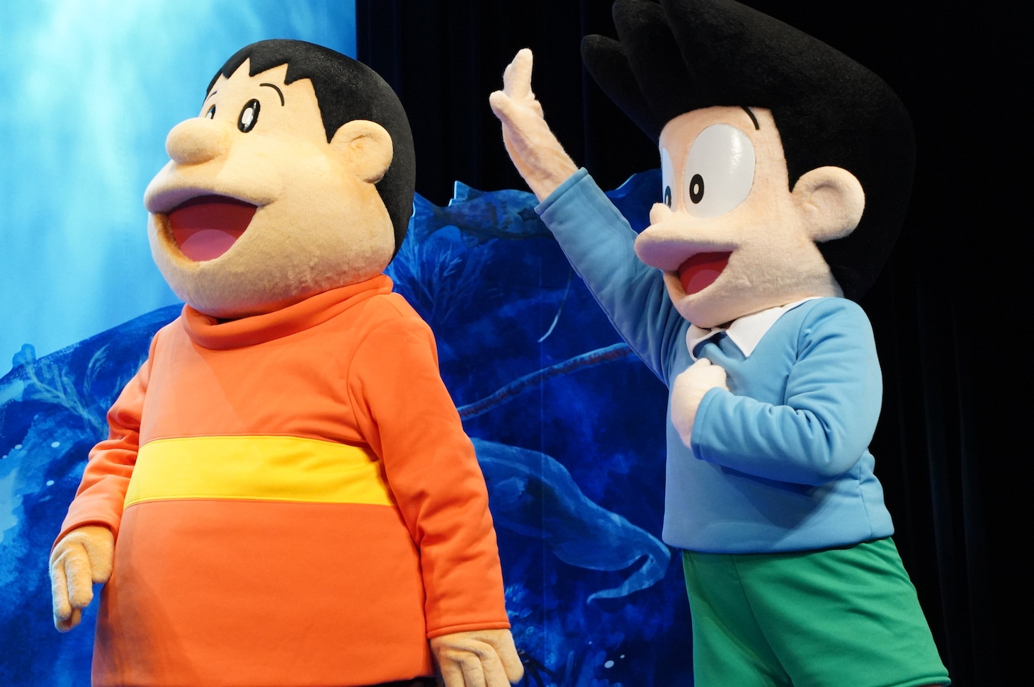 「映画ドラえもん 新・のび太の海底鬼岩城」完成披露試写会より、MCの「質問がある人？」という呼びかけに応じるスネ夫（右）