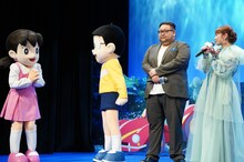 「映画ドラえもん 新・のび太の海底鬼岩城」完成披露試写会より、「一緒にチョコを作りたい！」という平愛梨（右端）の発言に喜ぶしずか（左端）