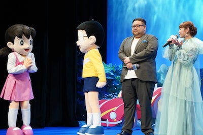 「映画ドラえもん 新・のび太の海底鬼岩城」完成披露試写会より、「一緒にチョコを作りたい！」という平愛梨（右端）の発言に喜ぶしずか（左端）