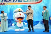 「映画ドラえもん 新・のび太の海底鬼岩城」完成披露試写会より、考案したコントの内容を長尺で話し出す平子祐希（右から2番目）
