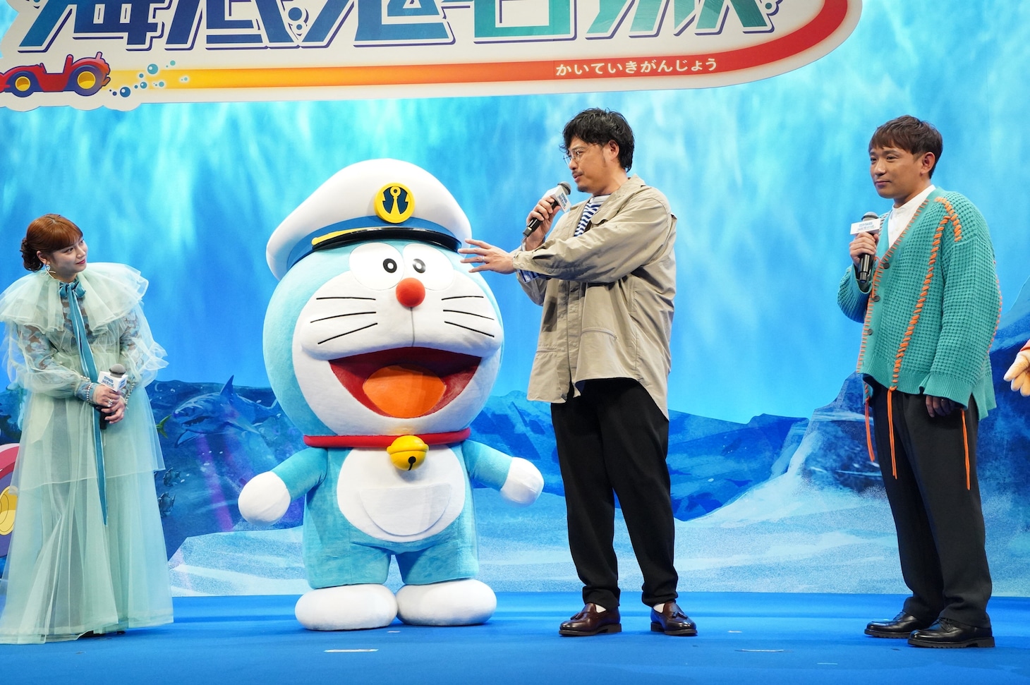 「映画ドラえもん 新・のび太の海底鬼岩城」完成披露試写会より、考案したコントの内容を長尺で話し出す平子祐希（右から2番目）