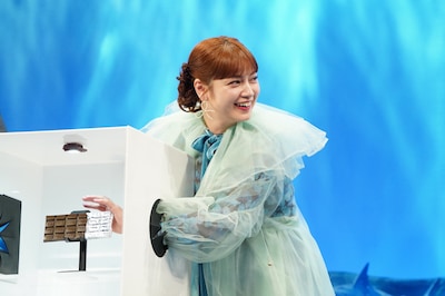 「映画ドラえもん 新・のび太の海底鬼岩城」完成披露試写会より、“箱の中身当てゲーム”に挑戦する平愛梨