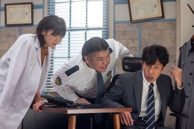 「事件は、その周りで起きている」シリーズ3 場面写真。中野周平演じる徳大寺玲央（中央）、倉科カナ演じる向田舞（左）、北村有起哉演じる谷崎誠（右）