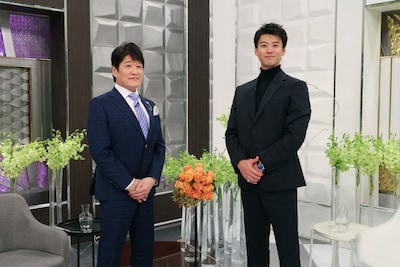 「日曜日の初耳学」のコーナー「インタビュアー林修」より、林修（左）、竹内涼真（右）