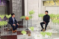 「日曜日の初耳学」のコーナー「インタビュアー林修」でトークする林修（左）、竹内涼真（右）