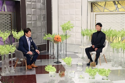 「日曜日の初耳学」のコーナー「インタビュアー林修」でトークする林修（左）、竹内涼真（右）