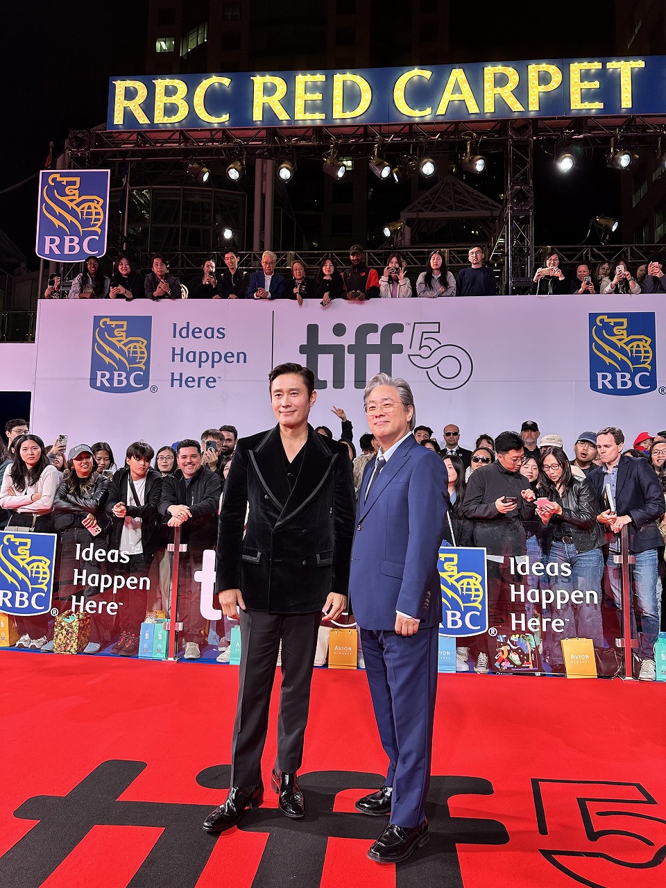 第50回トロント国際映画祭より、イ・ビョンホン（左）とパク・チャヌク（右）