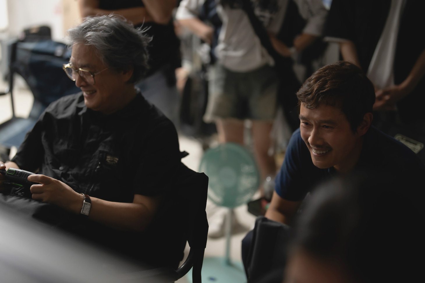 「しあわせな選択」撮影現場より、パク・チャヌク（左）とイ・ビョンホン（右）