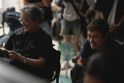 「しあわせな選択」撮影現場より、パク・チャヌク（左）とイ・ビョンホン（右）