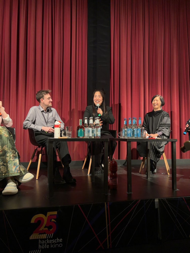 ベルリン批評家週間にて、「禍禍女」上映後トークイベントに出席した監督・ゆりやんレトリィバァ（中央）