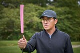 韓国映画「ロビー！ 4000億円を懸けた仁義なき18ホール」新場面写真。ハ・ジョンウ演じる主人公チャンウクは、ある事情から女性用の短いクラブでゴルフに臨む