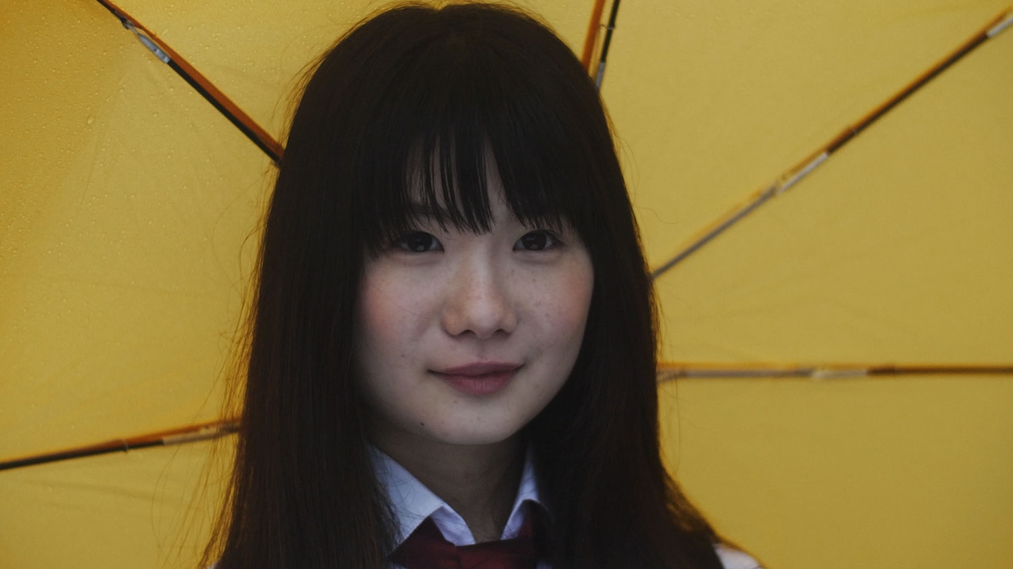 「めぐる」新場面写真。小野花梨演じる謎の女子高生・ユキ