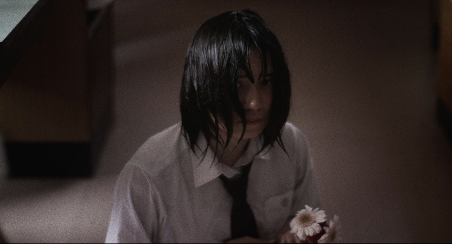 「めぐる」新場面写真。姫愛奈ラレイナ演じる、いじめを受ける少女・奈緒