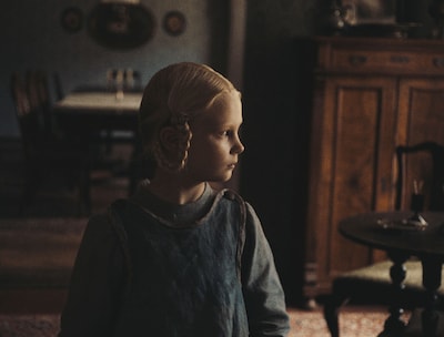 「落下音」場面写真。1910年代を生きるアルマ