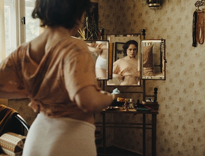 「落下音」新場面写真。1980年代を生きるアンゲリカ