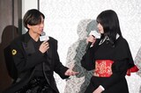 映画「鬼の花嫁」製作報告会で、吉川愛（右）のダンスを称賛する永瀬廉（左）