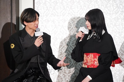 映画「鬼の花嫁」製作報告会で、吉川愛（右）のダンスを称賛する永瀬廉（左）