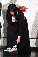 映画「鬼の花嫁」製作報告会で、足元のぽっくり下駄を示す吉川愛