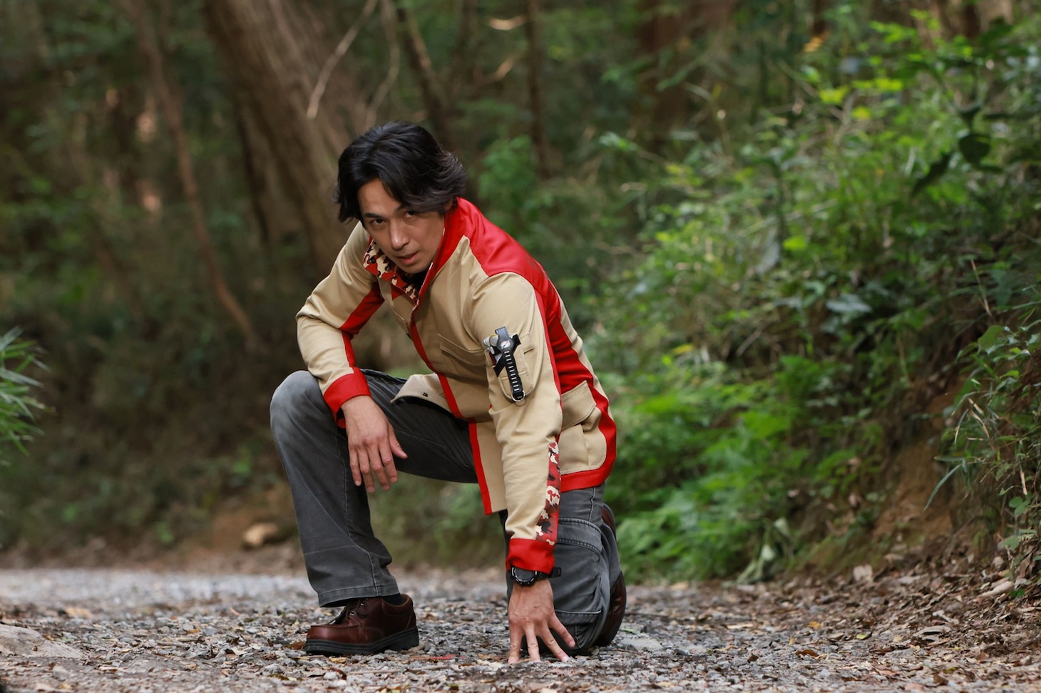 「ナンバーワン戦隊ゴジュウジャーVSブンブンジャー」場面写真。ボウケンレッド役の高橋光臣