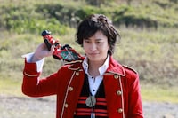 「ナンバーワン戦隊ゴジュウジャーVSブンブンジャー」場面写真。キャプテン・マーベラス / ゴーカイレッド役の小澤亮太