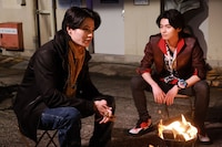 「ナンバーワン戦隊ゴジュウジャーVSブンブンジャー」場面写真。左から冬野心央演じる遠野吠と井内悠陽演じる範道大也