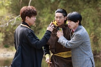 「ナンバーワン戦隊ゴジュウジャーVSブンブンジャー」場面写真。左から相馬理演じる振騎玄蕃、神田聖司演じる暴神竜儀、松本仁演じる猛原禽次郎