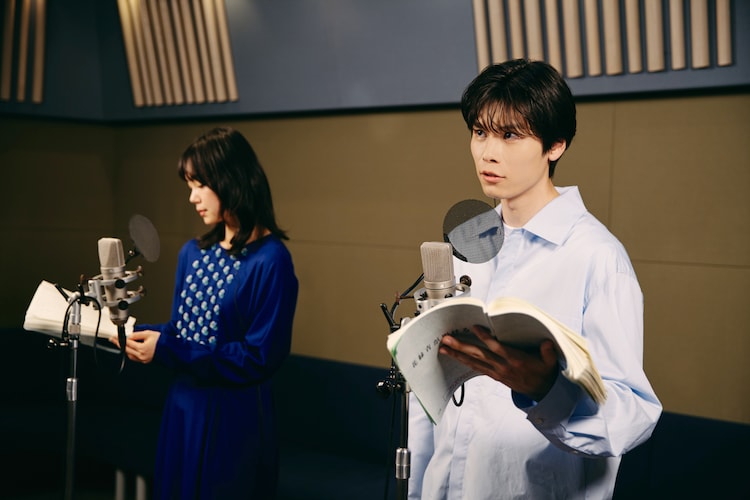「花緑青が明ける日に」アフレコ・インタビューメイキングカット。左から古川琴音、萩原利久