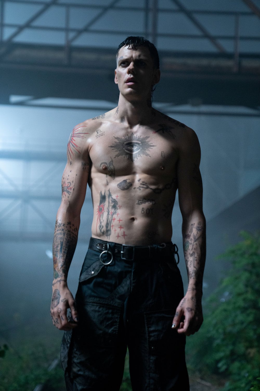 ビル・スカルスガルドの肉体美収めた「ザ・クロウ」新写真、カーテン越しのキスも