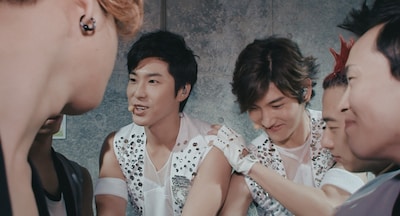 2011年にライブイベント「a-nation」最終日のパフォーマンス直前の舞台裏を捉えた1枚