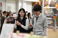 「90メートル」場面写真。左から南琴奈演じる松田杏花、山時聡真演じる藤村佑