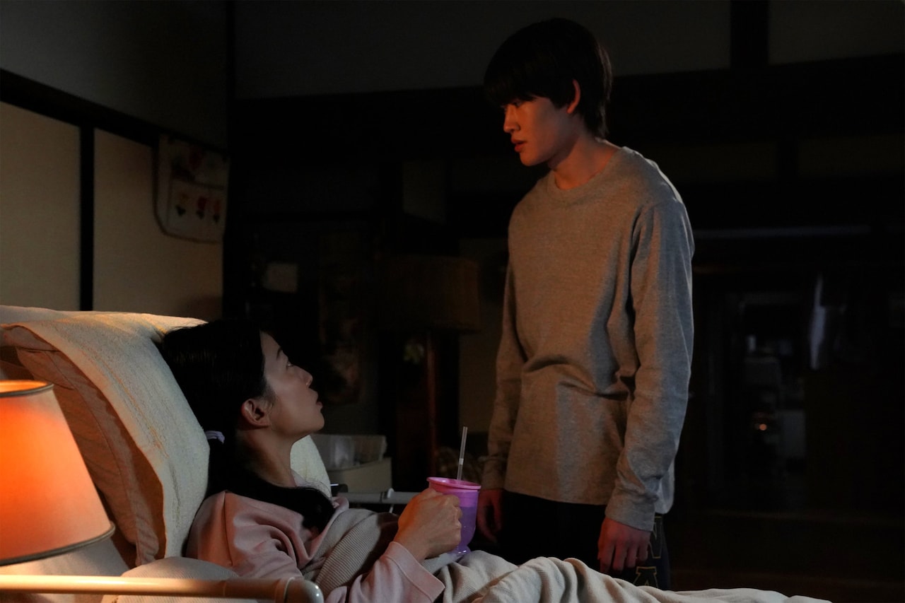 「90メートル」場面写真。藤村佑（上 / 演：山時聡真）と母の美咲（下 / 演：菅野美穂）