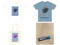 「センチメンタル・バリュー」オリジナルアイテム。上段左からTシャツ（ホワイトver）、Tシャツ（アシッドブルーver）。下段左からトートバッグ、インスパイアドインセンス「THE BORG HOUSE」