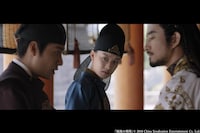 中国ドラマ「鳳凰の飛翔」より、ニー・ニー（倪妮）演じる魏知（中央）。若くして周りの注目を集める傑物である彼だが真の姿は女性であり、その名を鳳知微という