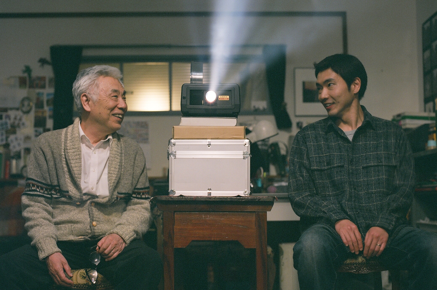 映画「メモリィズ」より、イッセー尾形演じる雄太の義父・誠（左）、柄本佑演じる雄太（右）