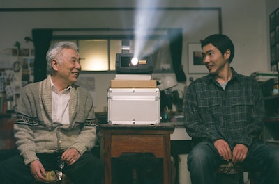 映画「メモリィズ」より、イッセー尾形演じる雄太の義父・誠（左）、柄本佑演じる雄太（右）