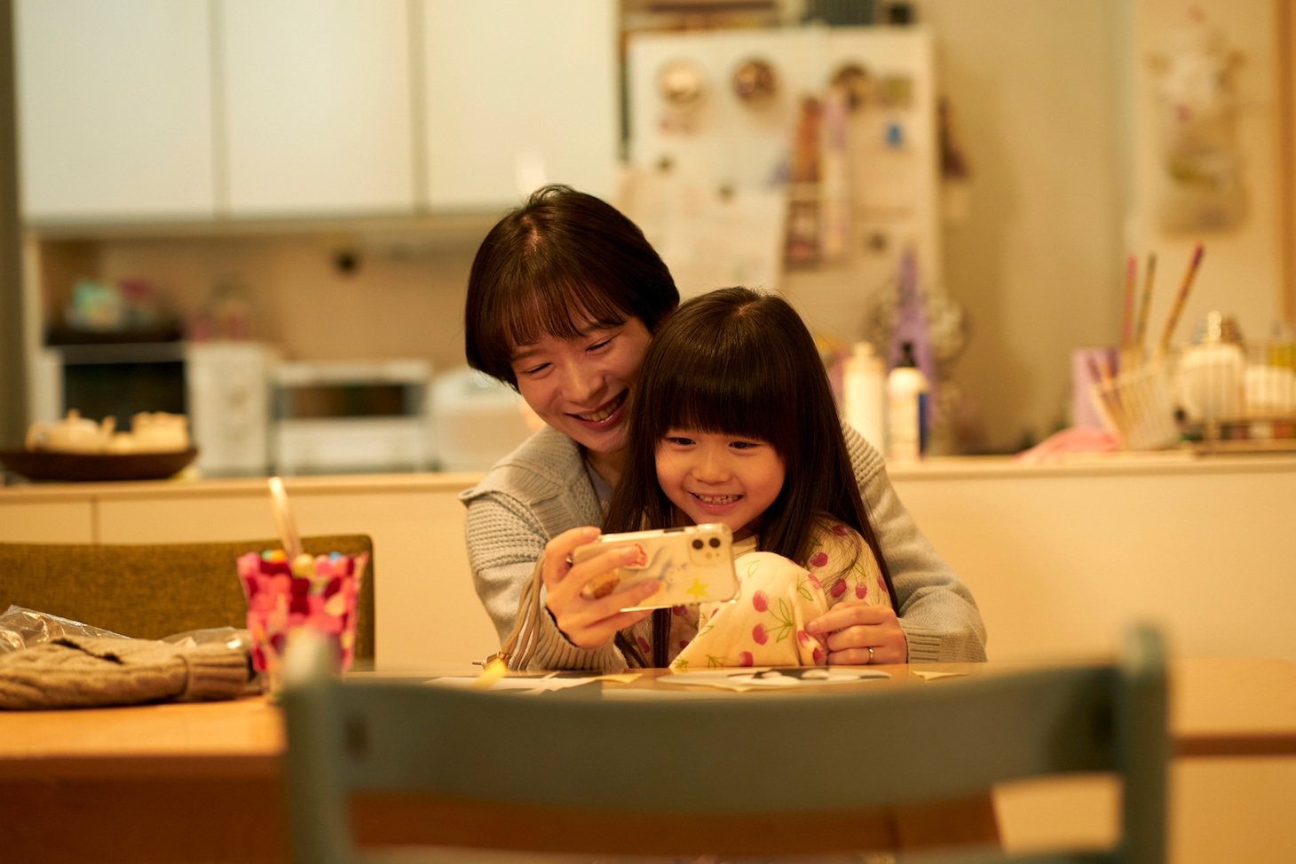 映画「メモリィズ」より、穂志もえか演じる雄太の妻・ゆき（後方）