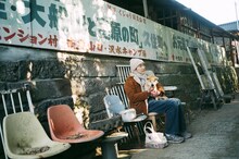 映画「メモリィズ」より、犬を抱く雄太（演：柄本佑）