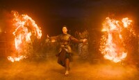 映画「射鵰英雄伝」場面写真。シャオ・ジャン（肖戦）演じる郭靖が「降龍十八掌」「九陰真経」の技を使い火を操る姿が確認できる
