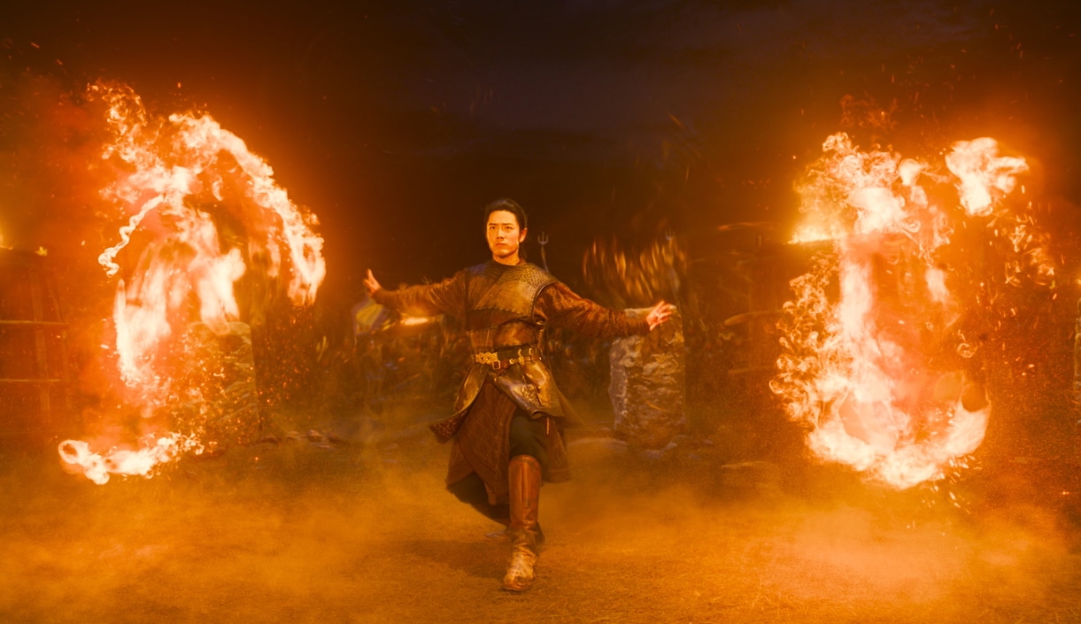 映画「射鵰英雄伝」場面写真。シャオ・ジャン（肖戦）演じる郭靖が「降龍十八掌」「九陰真経」の技を使い火を操る姿が確認できる