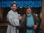 ドラマ「北方謙三 水滸伝」撮影現場にて、左から主演の織田裕二、サプライズ出演した原作者の北方謙三