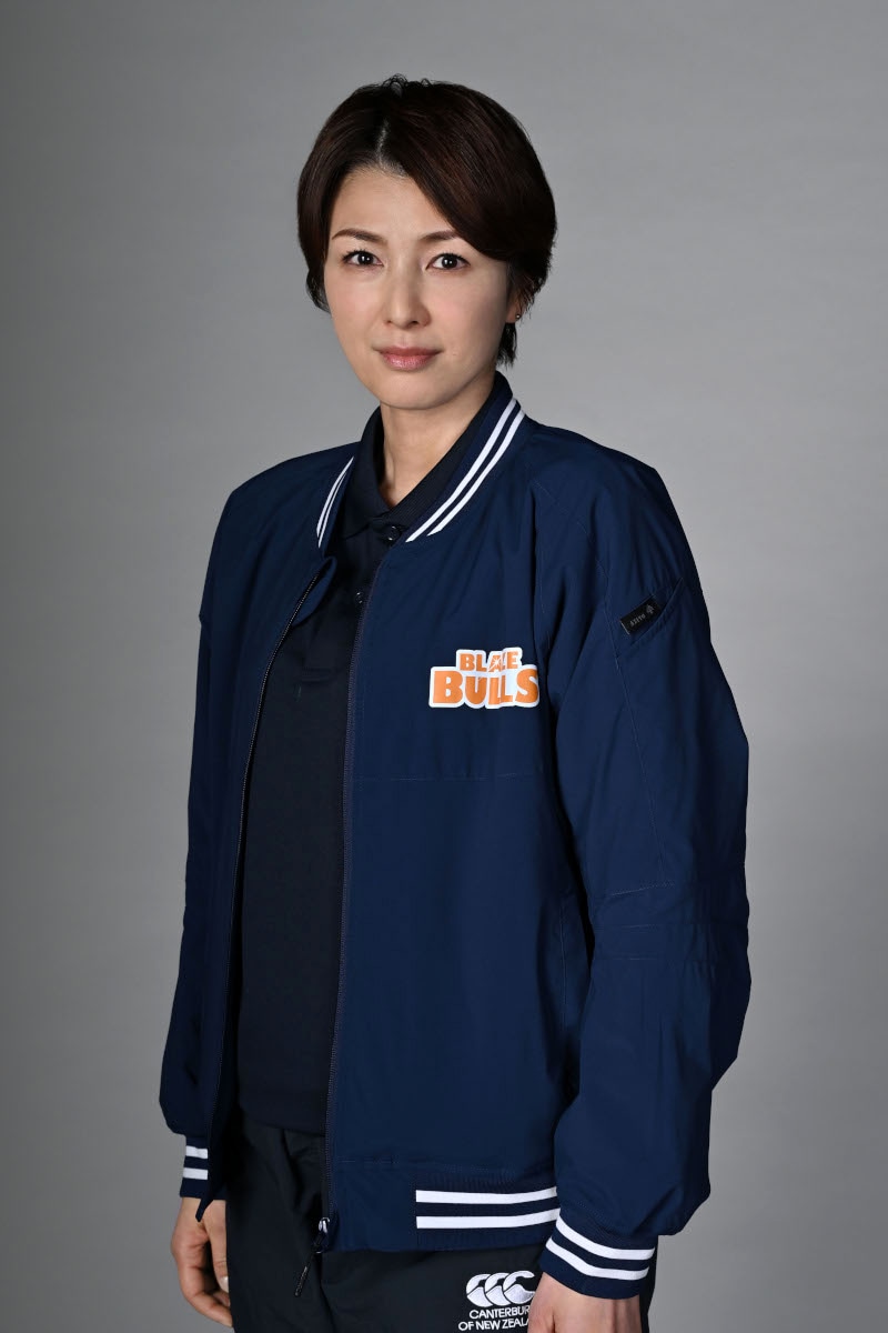 日曜劇場「GIFT」より、吉瀬美智子演じる日野雅美。低迷するブレイズブルズを率いるヘッドコーチで、チームの再起を目指して奮闘している
