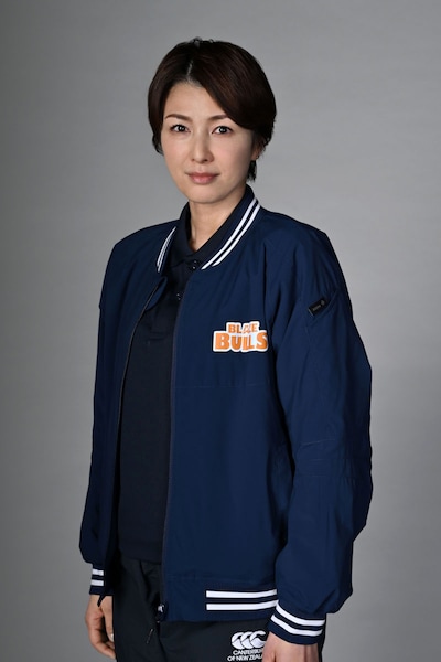 日曜劇場「GIFT」より、吉瀬美智子演じる日野雅美。低迷するブレイズブルズを率いるヘッドコーチで、チームの再起を目指して奮闘している