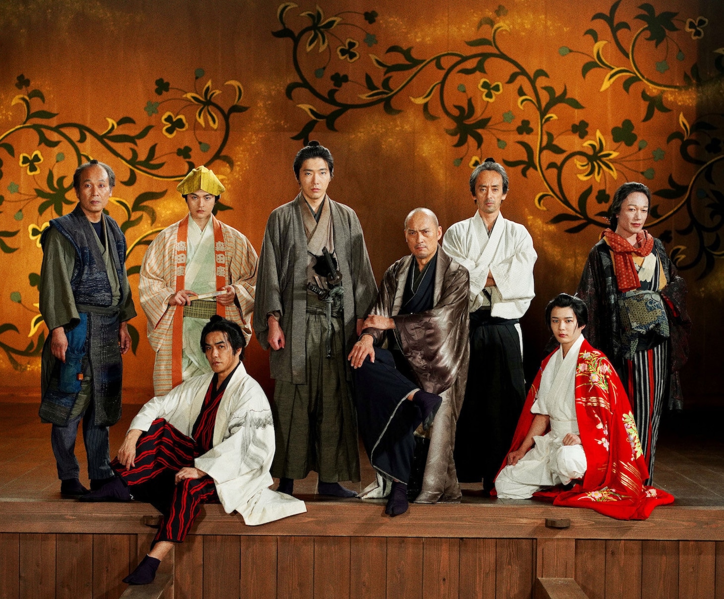 「木挽町のあだ討ち」森田座で撮影されたキャスト写真。上段左から正名僕蔵、瀬戸康史、柄本佑、渡辺謙、滝藤賢一、高橋和也。下段左から北村一輝、長尾謙杜