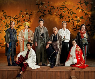 「木挽町のあだ討ち」森田座で撮影されたキャスト写真。上段左から正名僕蔵、瀬戸康史、柄本佑、渡辺謙、滝藤賢一、高橋和也。下段左から北村一輝、長尾謙杜