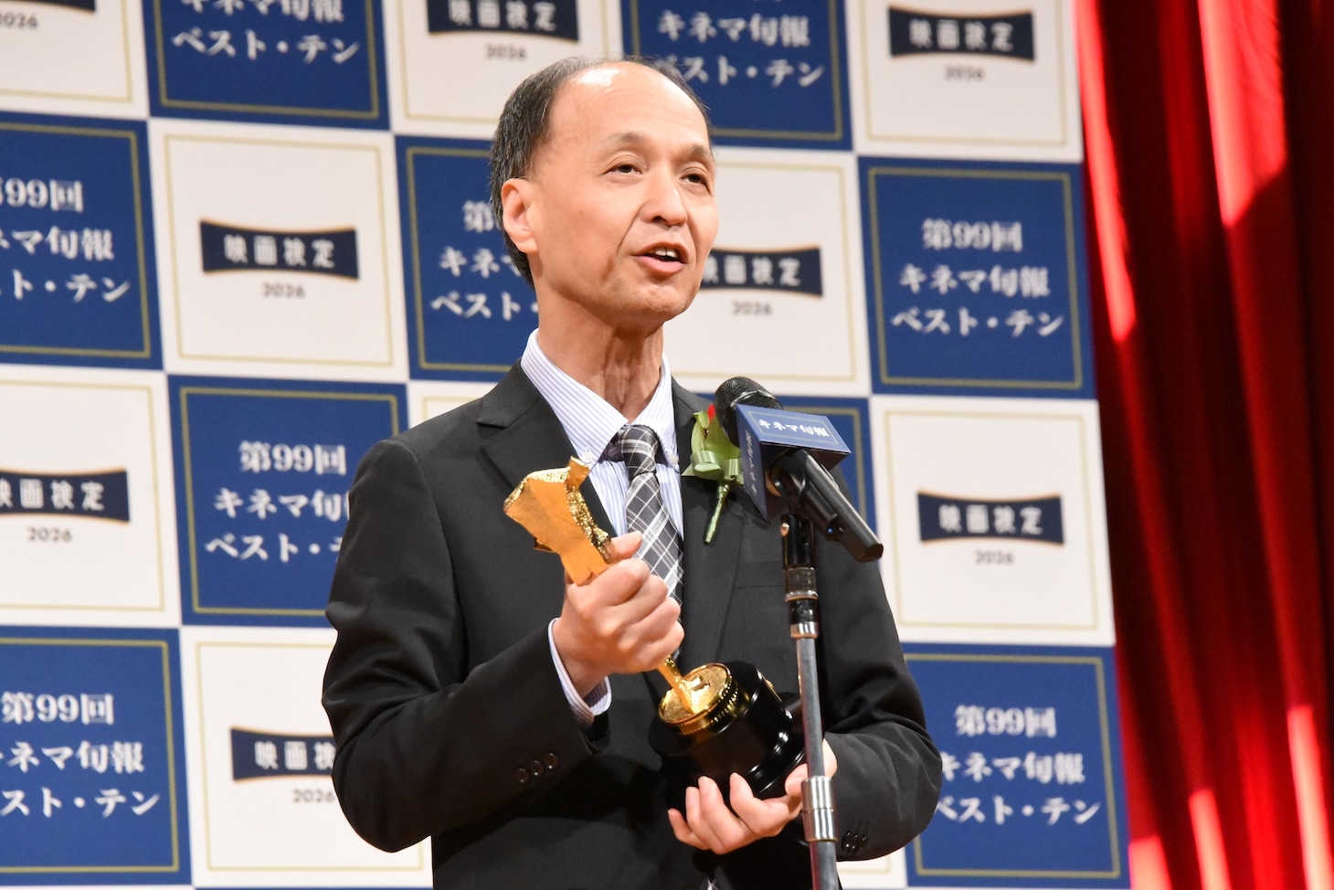 2025年 第99回キネマ旬報ベスト・テンにて、「旅と日々」が作品賞（日本映画ベスト・テン第1位）を受賞。同作を配給したビターズ・エンドの定井勇二がトロフィーを受け取った